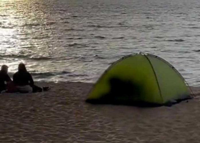 1 En video, pareja es sorprendida dándole duro al “peluche”