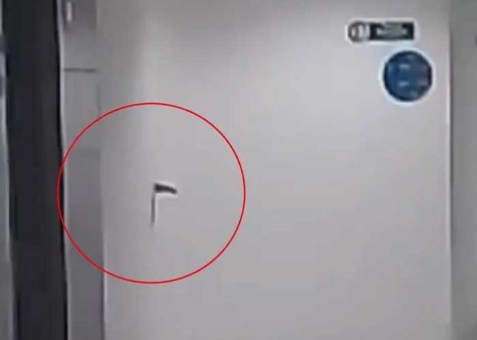 Hombre capta aterrador ente paranormal en su trabajo (Video)