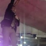 Video: Cantante casi muere electrocutado al momento de su presentación Video: Cantante casi muere electrocutado al momento de su presentación