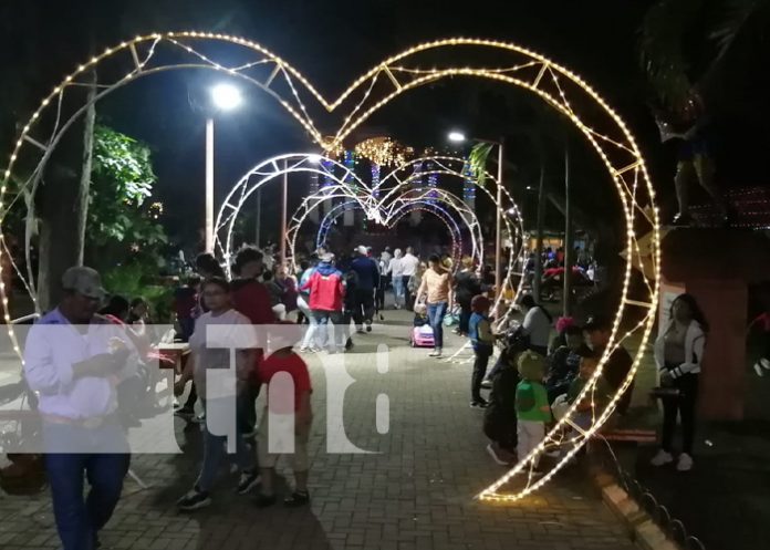 Foto: Inauguración de luces navideñas en el parque central de Carazo / TN8