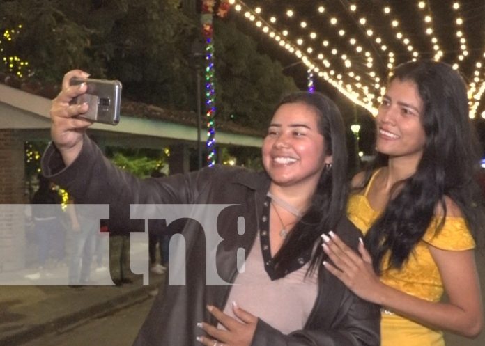 Foto: Familias de Estelí disfrutan de los arreglos navideños / TN8