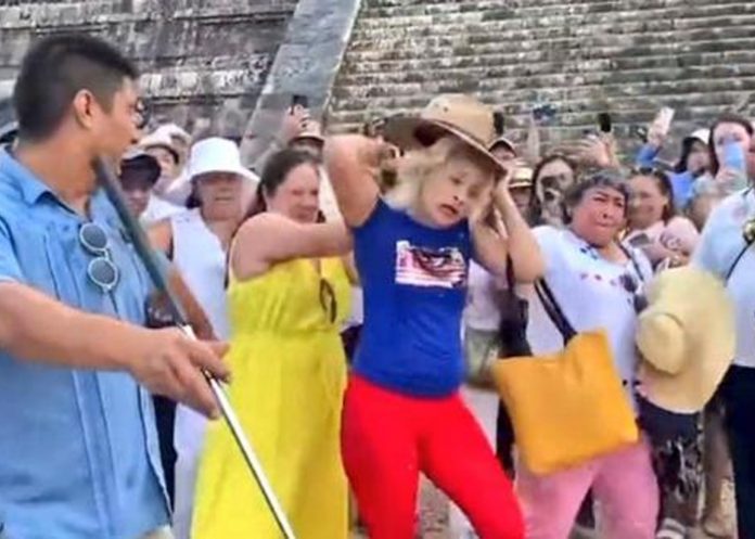 1 A punto de ser linchada: Turista sube a bailar en pirámide de Kukulkán en México