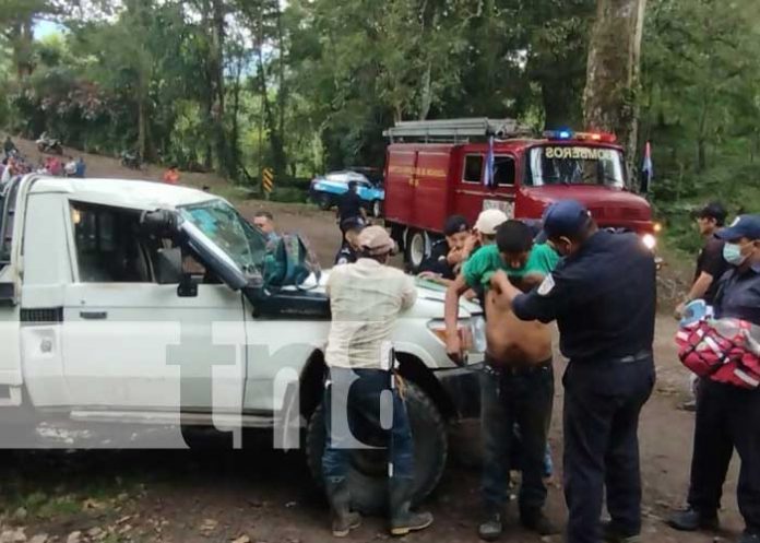 Camioneta cargada de cortadores de café se da vuelta en el municipio de La Dalia