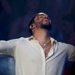 Bad Bunny causa polémica al besarse con una fanática en Colombia Bad Bunny causa polémica al besarse con una fanática en Colombia