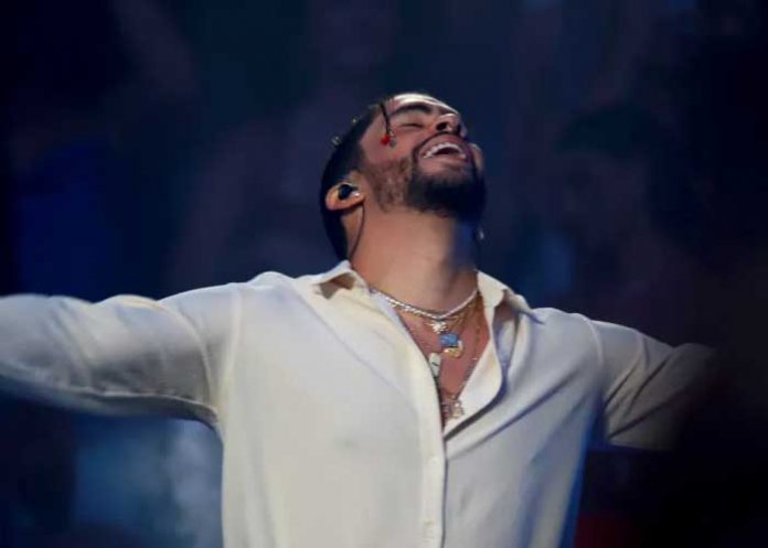 Bad Bunny causa polémica al besarse con una fanática en Colombia