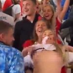 “¿Qué es eso?” Fanática de Inglaterra muestra sus pechos en Qatar 2022 (VIDEO)