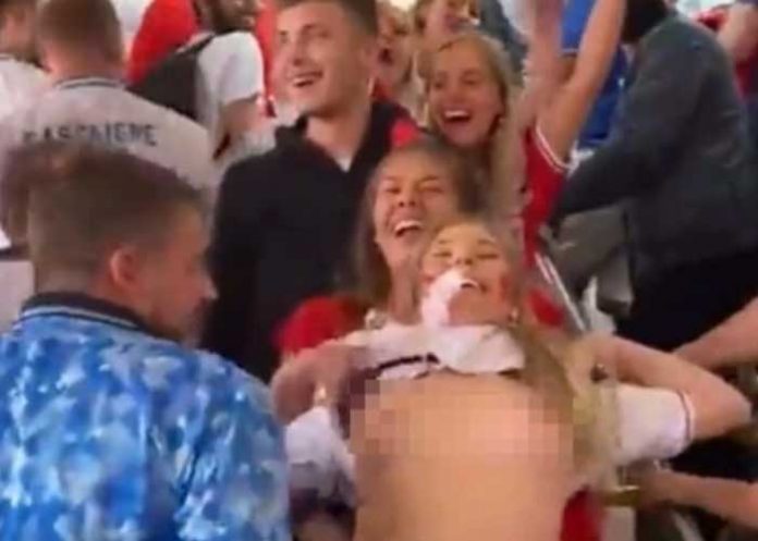 “¿Qué es eso?” Fanática de Inglaterra muestra sus pechos en Qatar 2022 (VIDEO)