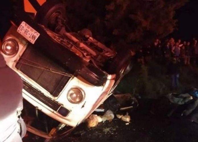 Volcadura de combi deja siete muertos y seis heridos en Jilotepec, México