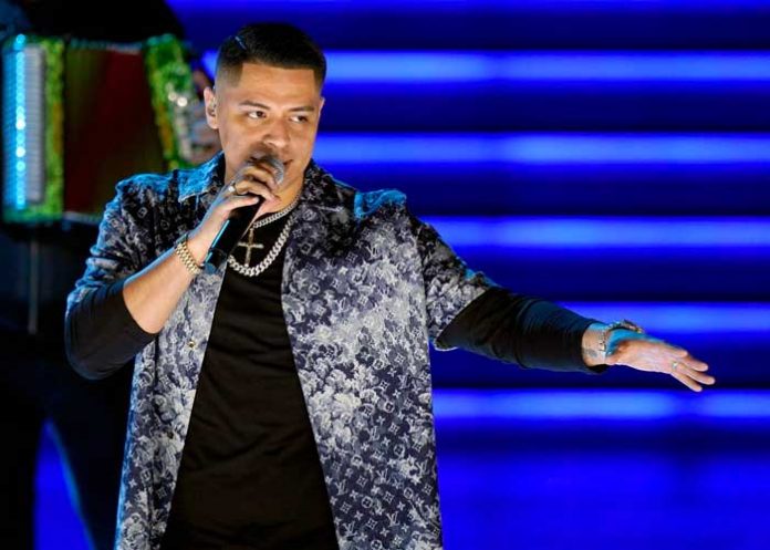 Fanático golpea a Eduin Caz con celular y reacciona de esta manera