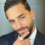 Con el papel en la mano: Exhiben a Maluma haciendo del 2 (VIDEO)