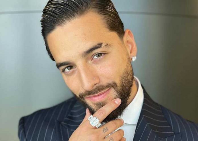 1 Con el papel en la mano: Exhiben a Maluma haciendo del 2 (VIDEO)