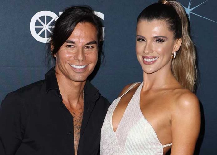 1 Julio Iglesias Jr. es criticado al presentar a su novia “como si fuera trofeo”