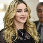 Mostrando casi el pecho, Madonna celebra aniversario de su libro “Sex“