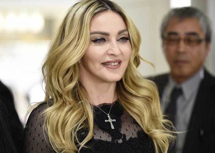 1 Mostrando casi el pecho, Madonna celebra aniversario de su libro “Sex“