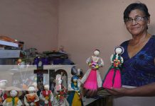 Mujeres artesanas de Madriz elaboran adornos navideños Mujeres artesanas de Madriz destacan en la elaboración de adornos navideños.