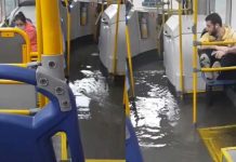 «Se convirtió en piscina» Un bus se inunda con pasajeros dentro en Colombia "Se convirtió en piscina" Un bus se inunda con pasajeros dentro en Colombia