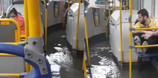"Se convirtió en piscina" Un bus se inunda con pasajeros dentro en Colombia