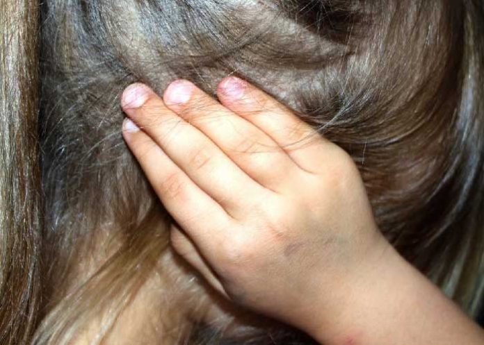 Cárcel por tomar fotografías a sus hijos y enviarlas a web pedófilas