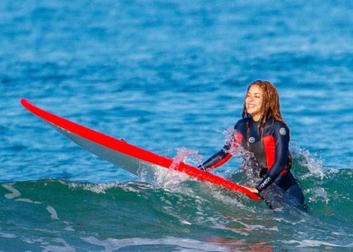 Captan a Shakira en la playa junto a un rubio 