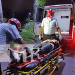 Motociclista queda gravemente lesionado tras estrellarse en un bulevar en Managua Motociclista queda gravemente lesionado tras estrellarse en un bulevar en Managua