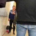 Video: Como fiera madre se le tira encima a maestra por humillar a su hija Mujer sorprende a profesora y la agrede delante de alumnos
