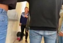 Video: Como fiera madre se le tira encima a maestra por humillar a su hija Mujer sorprende a profesora y la agrede delante de alumnos