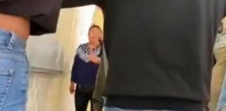 Mujer sorprende a profesora y la agrede delante de alumnos 