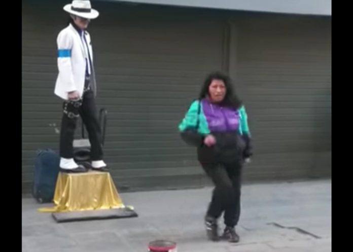 14 Se lleva aplausos por bailar como Michael Jackson