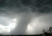 Fuerte tornado destruye todo a su paso en Estados Unidos (VIDEO) Fuerte tornado destruye todo a su paso en Estados Unidos (VIDEO)