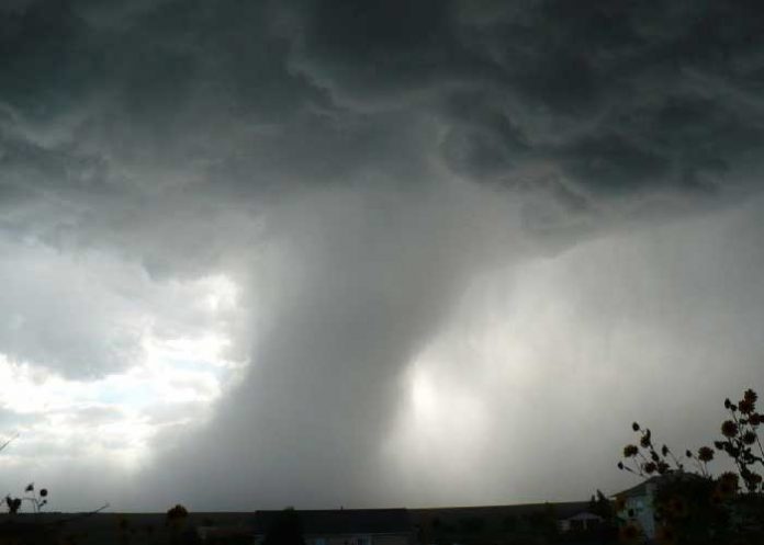 2 Fuerte tornado destruye todo a su paso en Estados Unidos (VIDEO)