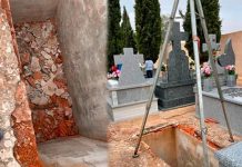 Ancianita cayó en el interior de una tumba al pisar una lápida antigua Visita a su marido y se cae dentro de una profunda tumba