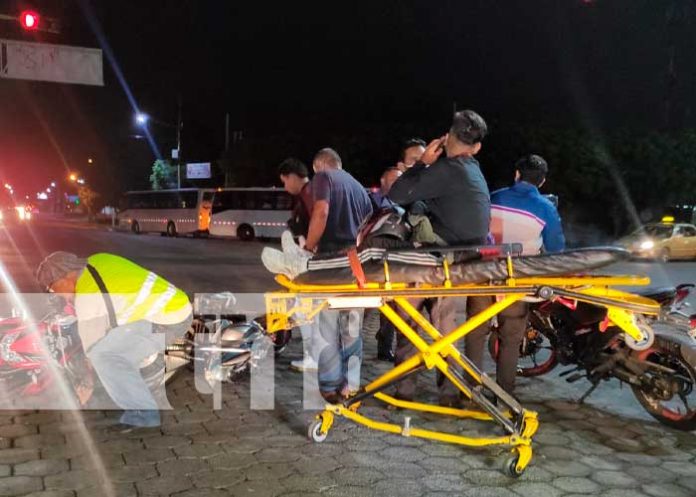 Giro indebido provoca colisión entre dos motociclistas en Managua