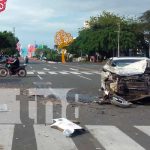¡Se dan con todo! Bus y taxi chocan de forma brutal en Managua