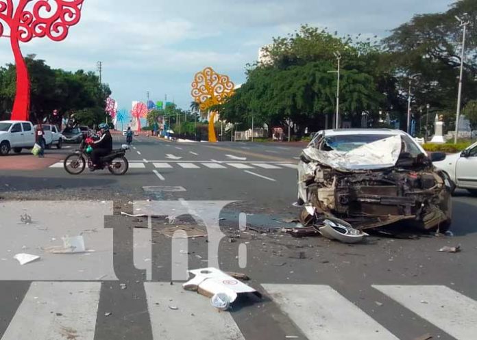 2 ¡Se dan con todo! Bus y taxi chocan de forma brutal en Managua
