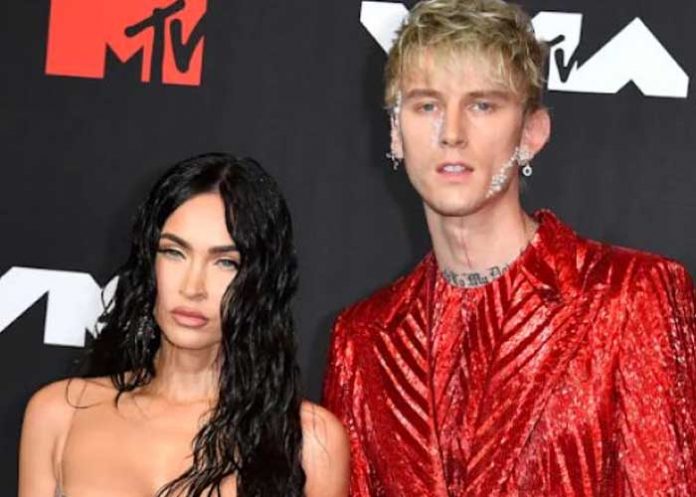 2 Machine Gun Kelly desata polémica al inhalar cocaína en seno de Megan Fox