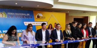 Familias visitan la feria de la vivienda de CADUR