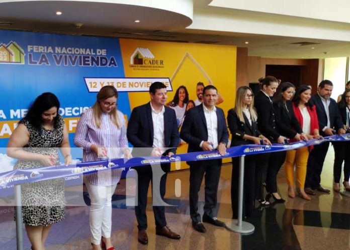 2 Familias visitan la feria de la vivienda de CADUR