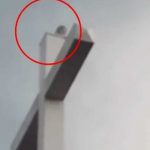 ¿Qué es eso? Grabó una extraña criatura en la cruz de una iglesia ¿Qué es eso? Grabó una extraña criatura en la cruz de una iglesia