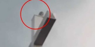 ¿Qué es eso? Grabó una extraña criatura en la cruz de una iglesia