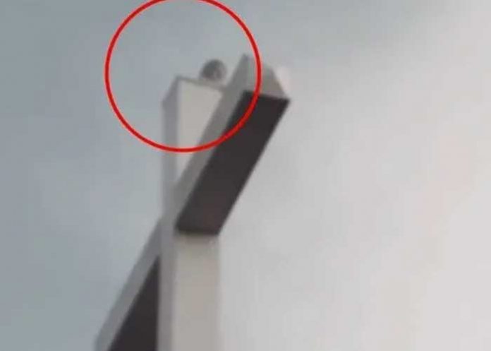 ¿Qué es eso? Grabó una extraña criatura en la cruz de una iglesia