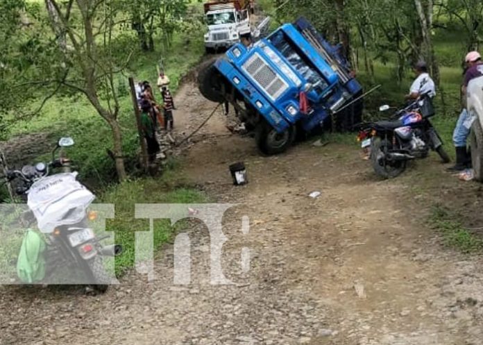 Camión ganadero termina volcado en la Comunidad Las Lomas, Muy Muy