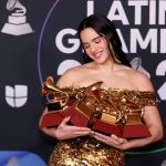 Tremendo baile: Rosalía le baila a Rauw Alejandro en los Latin Grammy Tremendo baile: Rosalía le baila a Rauw Alejandro en los Latin Grammy