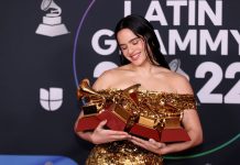 Tremendo baile: Rosalía le baila a Rauw Alejandro en los Latin Grammy Tremendo baile: Rosalía le baila a Rauw Alejandro en los Latin Grammy