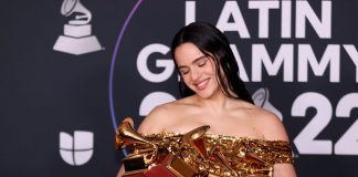Tremendo baile: Rosalía le baila a Rauw Alejandro en los Latin Grammy