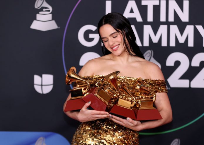 Tremendo baile: Rosalía le baila a Rauw Alejandro en los Latin Grammy