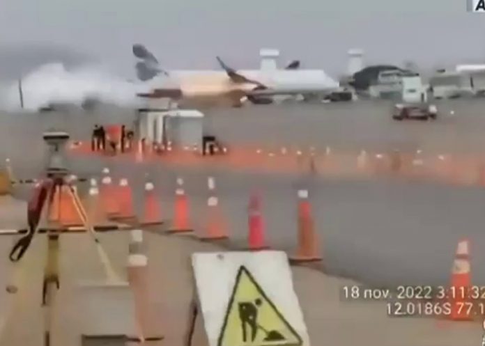 Perú: Accidente entre avión y camión de bomberos dejó 2 muertos (VIDEO)