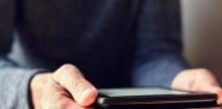 ¡No lo hagas! Pasar más de 10 minutos en el baño con tu celular te puede dar hemorroides