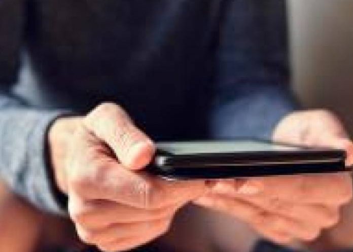 ¡No lo hagas! Pasar más de 10 minutos en el baño con tu celular te puede dar hemorroides