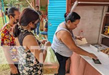 Granada: Comerciantes de pólvora listos para ofrecer productos Granada: Comerciantes de pólvora listos para ofrecer productos
