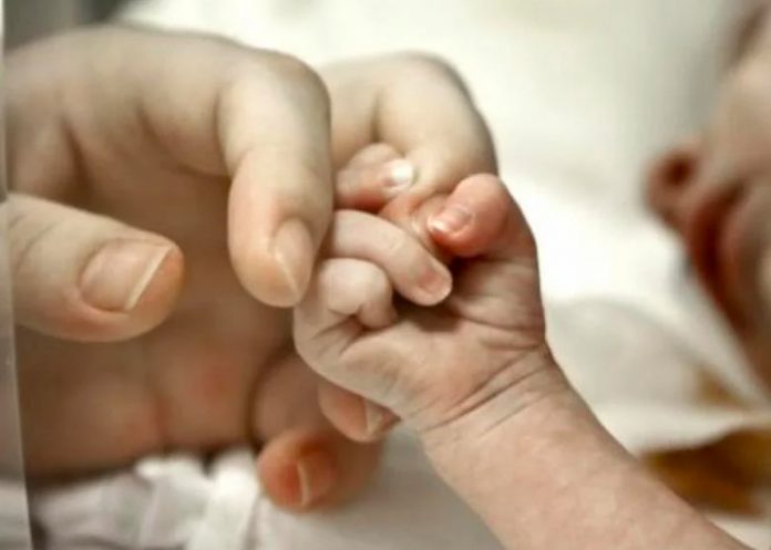 Bebé muere aplastado por su madre en Argentina